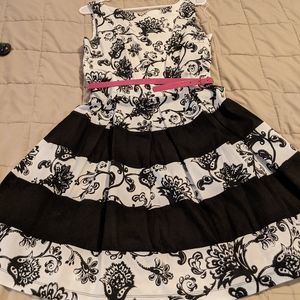 Pleaded black and white dress.